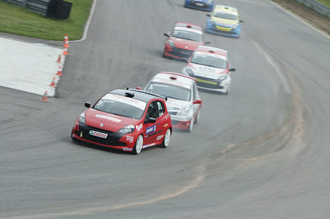 Kim Lund tog en dobbeltsejr i sin kun anden weekend i Clio Cup.